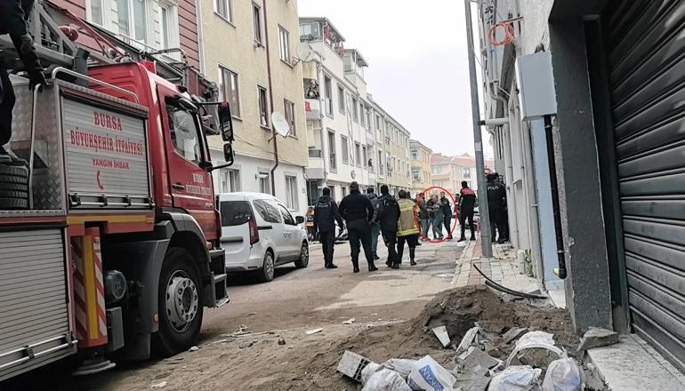 Boşanma aşamasındaki eşini kemerle boğup öldürdükten sonra çatıya çıktı