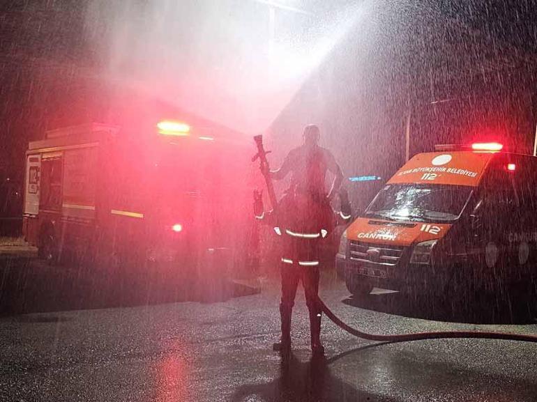 21 yıllık itfaiye eri, söndürme hortumunun fıskiyesiyle kendini ıslatarak emekliliği kutladı