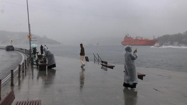 İstanbul Boğazında sis etkili oluyor