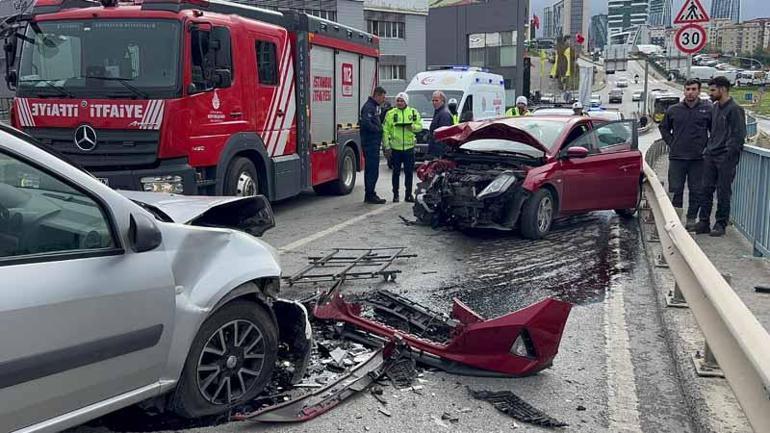 Maltepede 2 otomobil kafa kafaya çarpıştı: 5 yaralı