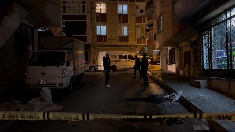 Bağcılarda korsan gösteri; maskeli grup polis otosuna taşla saldırdı