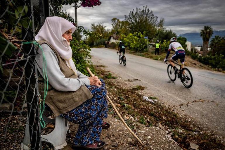 Bisikletçilerin yağmura rağmen hızı kesilmedi