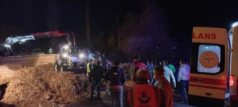 Kazaya müdahale eden polislere TIR çarptı: 1 şehit, 1 polis yaralı