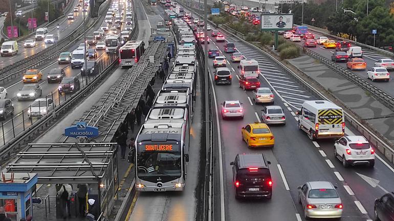 İstanbulda haftanın ilk iş gününde trafik yoğunluğu