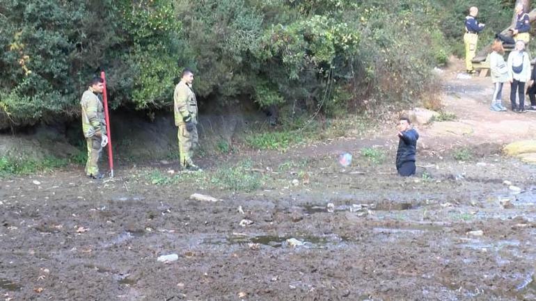 Sancaktepe’de balık tutarken bataklığa saplandı, itfaiye kurtardı