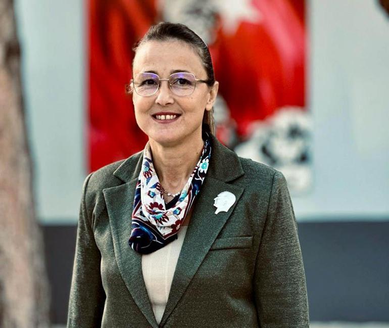 Muhtarlığın bir odasını öğrencilere ayıran Esra muhtar, eğitimlerine katkı sağlıyor