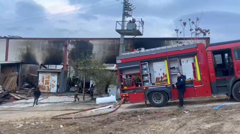 Bursada mobilya fabrikasında yangının yol açtığı zarar, gün ağarınca ortaya çıktı