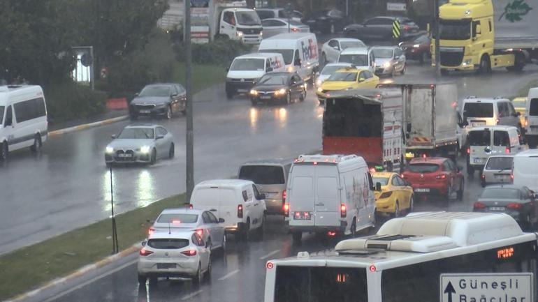 İstanbulda fırtına ve sağanak yağış etkili oluyor