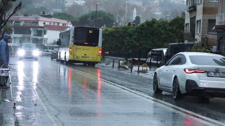 İstanbulda fırtına ve sağanak yağış etkili oluyor