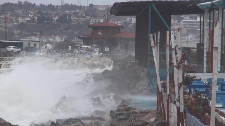 İstanbulda fırtına ve sağanak yağış etkili oluyor