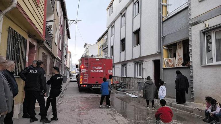 Evde yangın çıkaran çocukları, itfaiye ekipleri kurtardı