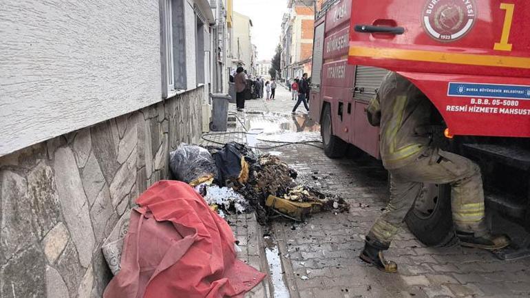 Evde yangın çıkaran çocukları, itfaiye ekipleri kurtardı