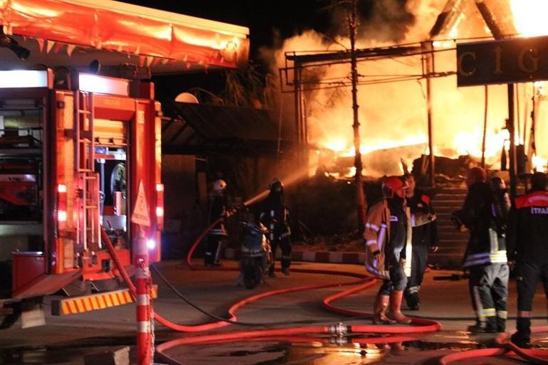 Isıtıcının perdeyi tutuşturmasıyla 2 katlı ahşap restoran kül oldu; 1 kişi öldü, 16 kişi yangından etkilendi