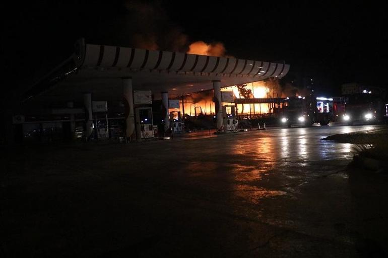 Isıtıcının perdeyi tutuşturmasıyla 2 katlı ahşap restoran kül oldu; 1 kişi öldü, 16 kişi yangından etkilendi