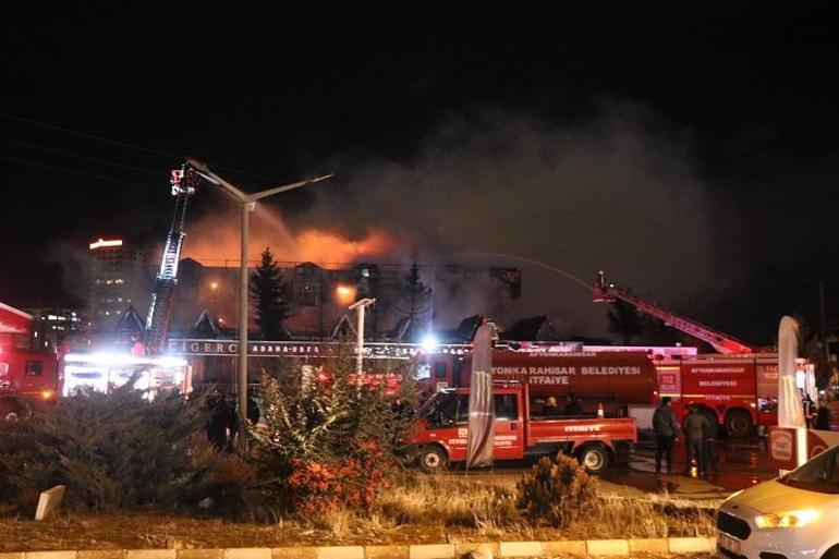 Isıtıcının perdeyi tutuşturmasıyla 2 katlı ahşap restoran kül oldu; 1 kişi öldü, 16 kişi yangından etkilendi