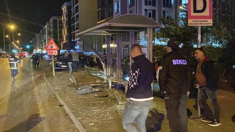 Otomobil, otobüs durağına daldı; 3 üniversite öğrencisi yaralandı