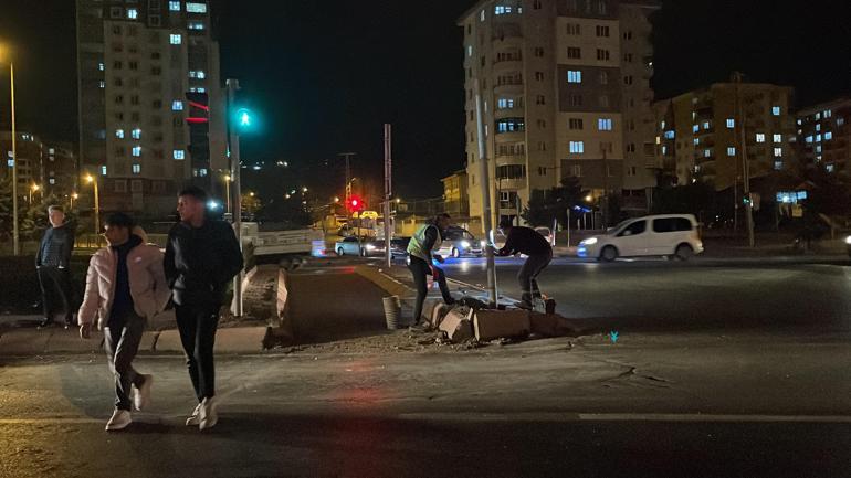 15 yaşındaki sürücünün kullandığı otomobil, kırmızı ışıktaki 2 otomobile çarptı: 4 yaralı