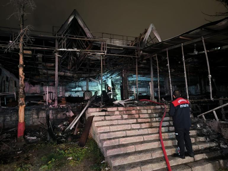 Isıtıcının perdeyi tutuşturmasıyla 2 katlı ahşap restoran kül oldu; 1 kişi öldü, 16 kişi yangından etkilendi