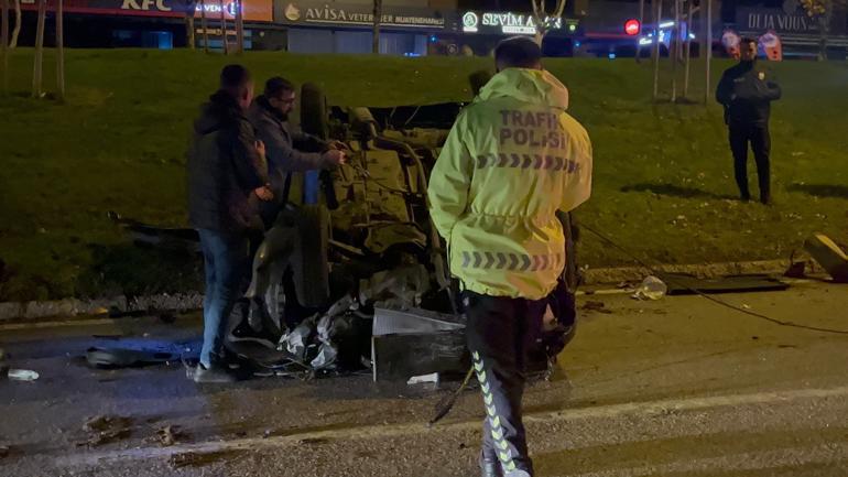 Bursada otomobil, aydınlatma direğine çarpıp takla attı: 2 yaralı