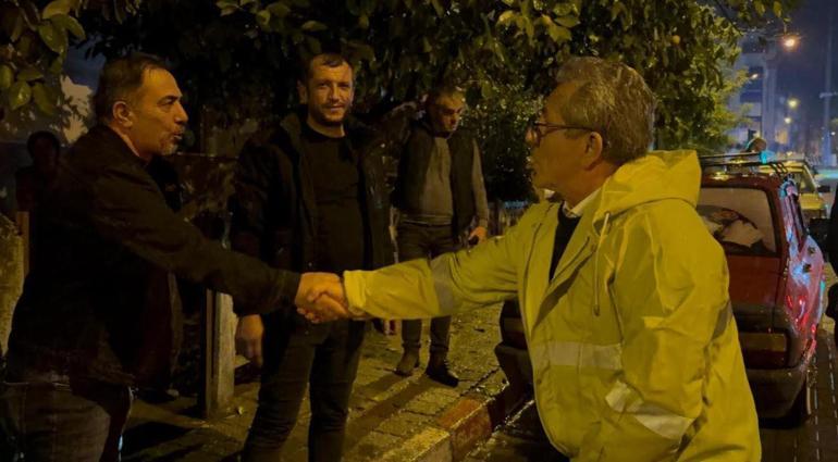 Nazillide sağanak cadde ve sokakları suyla doldurdu; sahaya çıkan belediye başkanı halktan özür diledi