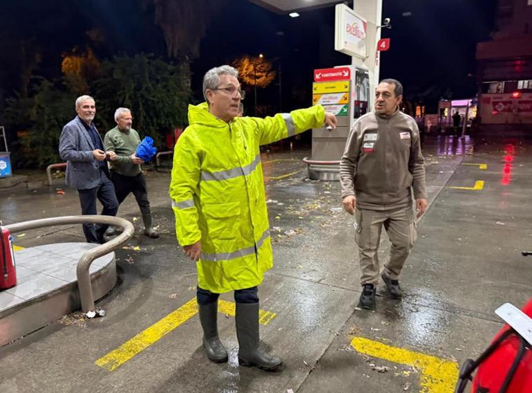 Nazillide sağanak cadde ve sokakları suyla doldurdu; sahaya çıkan belediye başkanı halktan özür diledi