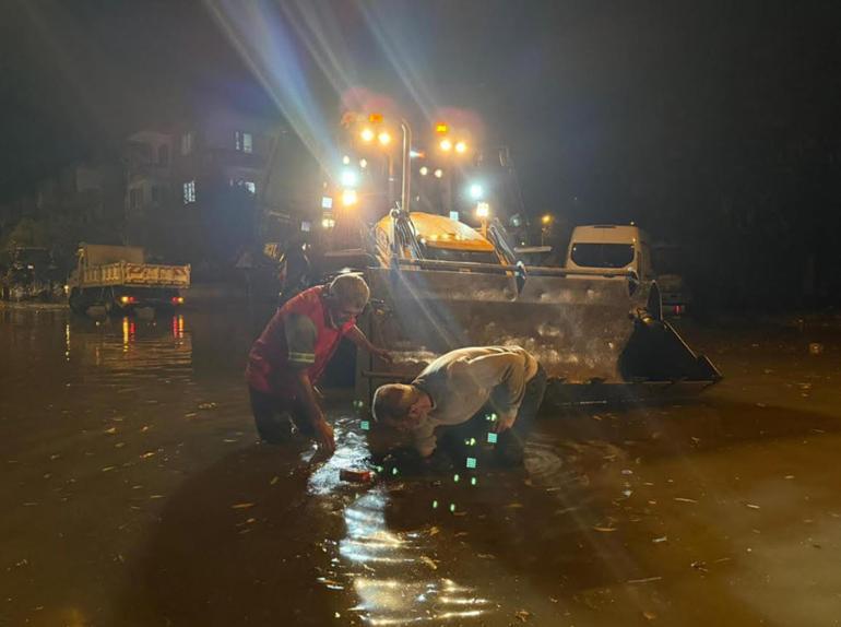 Nazillide sağanak cadde ve sokakları suyla doldurdu; sahaya çıkan belediye başkanı halktan özür diledi