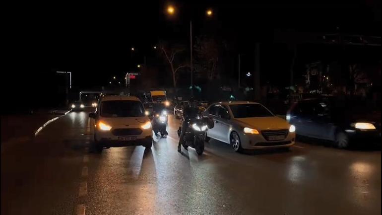 Bursada lodos etkili oldu; otobüs durağı yerinden söküldü, sokaktaki atık giysi dolabı araçların üzerine devrildi