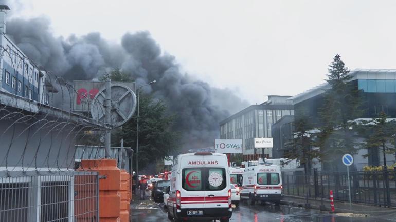 Beylikdüzündeki fabrika yangınına müdahale sürüyor; duman gökyüzünü kapladı