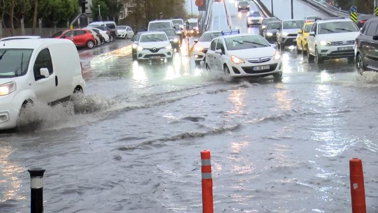 Bakırköyde şiddetli yağmur sonrası yollar göle döndü: iş yerini su bastı