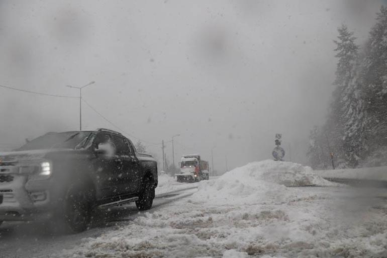 Bolu Dağında yoğun kar ulaşımı aksattı