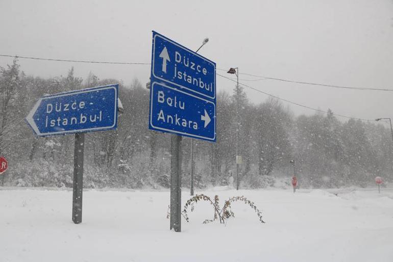 Bolu Dağında yoğun kar ulaşımı aksattı