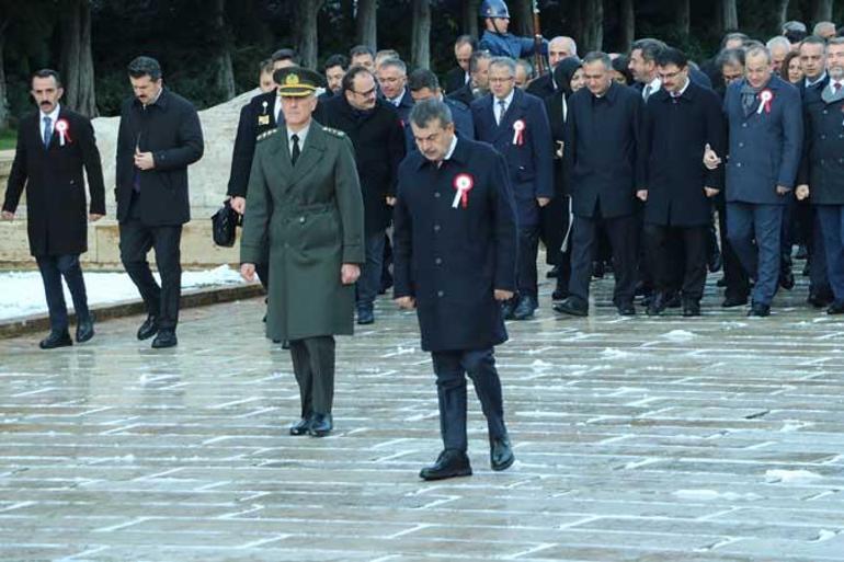 Bakan Tekin, öğretmenlerle Anıtkabiri ziyaret etti