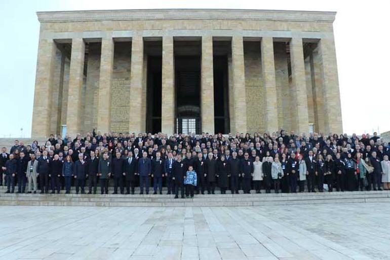 Bakan Tekin, öğretmenlerle Anıtkabiri ziyaret etti