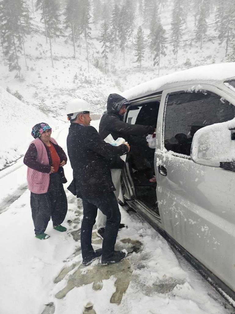 Kara saplanan minibüsteki 12 işçi mahsur kaldı