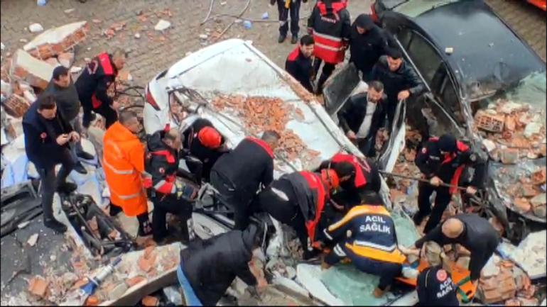 Fırtınanın uçurduğu çatı duvarı veli toplantısına gelenlerin üzerine düştü; baba ve 2 çocuğu yaralandı