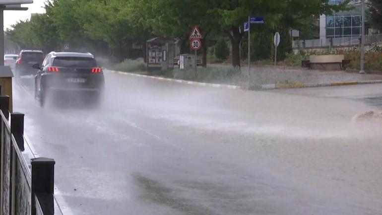 Elazığda sağanak; cadde ve sokaklar suyla doldu