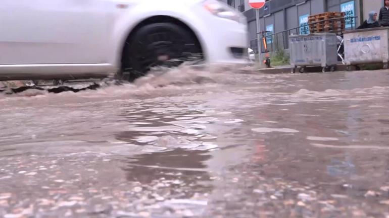 Elazığda sağanak; cadde ve sokaklar suyla doldu