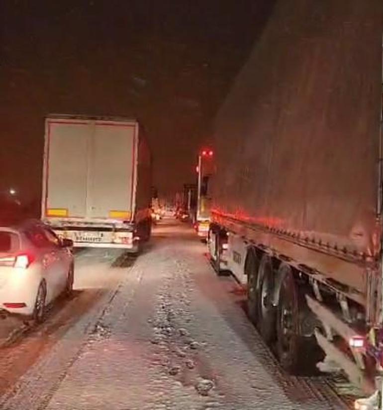 Karabük- Gerede yolu ulaşıma kapandı; eğitime kar engeli