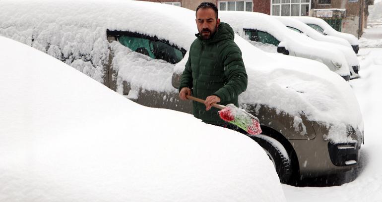 Kar yağışı tüm yurdu etkiledi; yollar kapandı, okullar tatil edildi