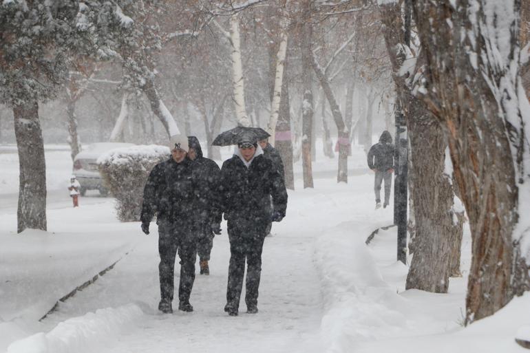 Kar yağışı tüm yurdu etkiledi; yollar kapandı, okullar tatil edildi