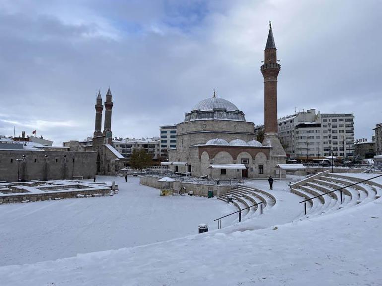 Kar yağışı tüm yurdu etkiledi; yollar kapandı, okullar tatil edildi