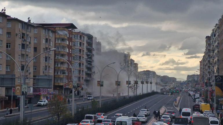 Ağır hasarlı bina yıkım sırasında çöktü, trafik önlem amaçlı durduruldu