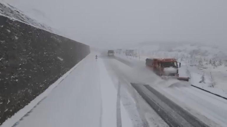 Bingölde 67 köy yolu ulaşıma kapandı; 2 ilçede eğitime kar engeli