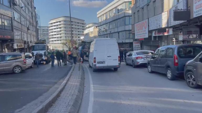 Güngörende yol çöktü; 2 kamyonun çukura düştüğü anlar kamerada