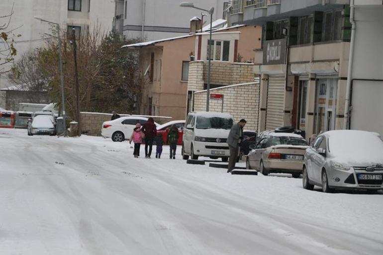 Vanın Bahçesaray ile Bitlis merkez ve 4 ilçesinde eğitime kar engeli