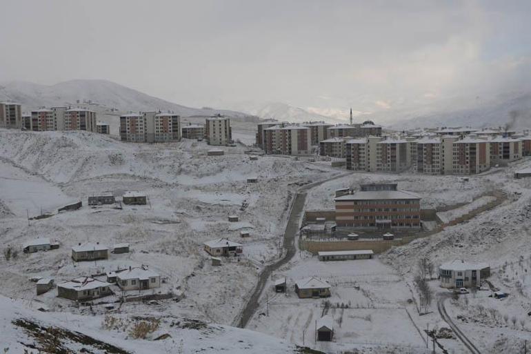 Hakkaride 10 yerleşim yeri ulaşıma kapandı