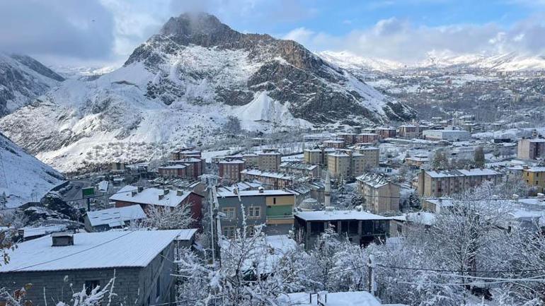 Hakkaride 10 yerleşim yeri ulaşıma kapandı