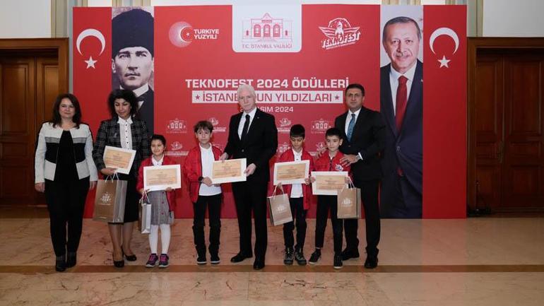 Vali Gül TEKNOFESTte dereceye giren öğrencilere hediye verdi