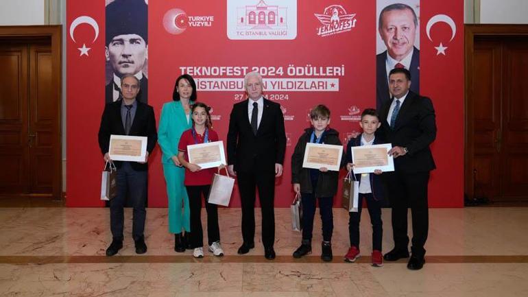 Vali Gül TEKNOFESTte dereceye giren öğrencilere hediye verdi