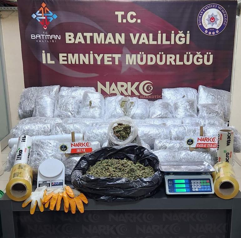 Turşu kutularına gizlenmiş 52 kilo skunk ele geçirildi